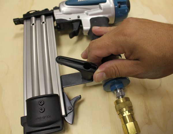 Pneumatska heftalica-zabijač eksera Makita AF505 - Image 2