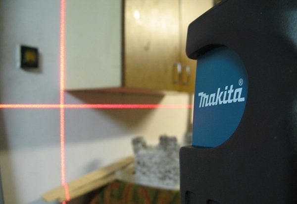 Laserski nivelator sa ukrštenim linijama Makita SK102Z - Image 6